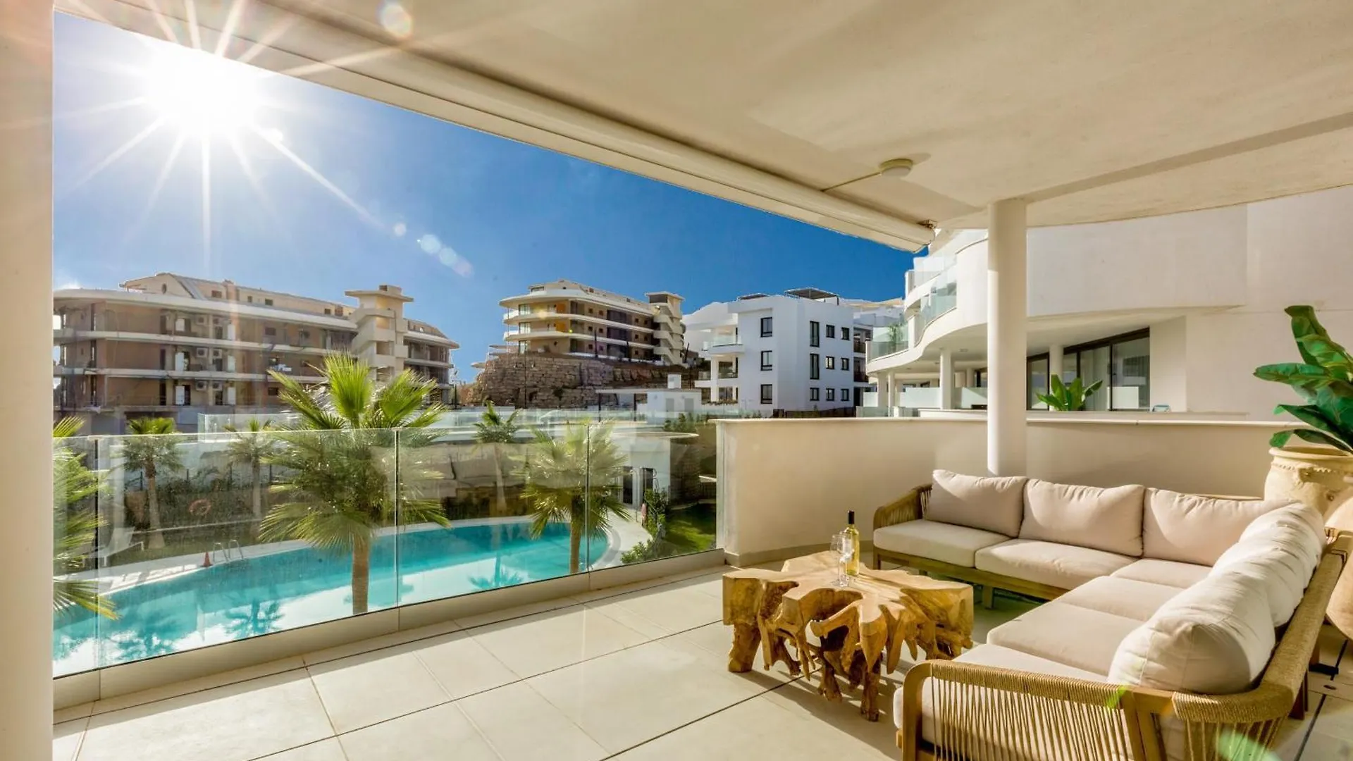 Vivi Homes - Terra Higueron Luxury, Terrace & Pool Fuengirola Lägenhet